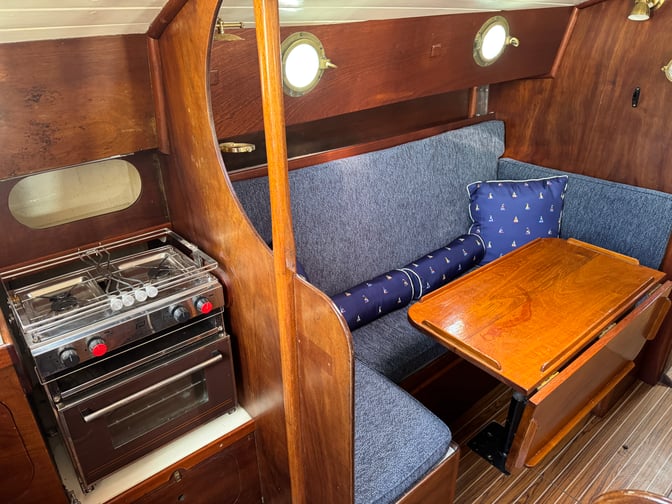 Saloon Elizabethan 33
